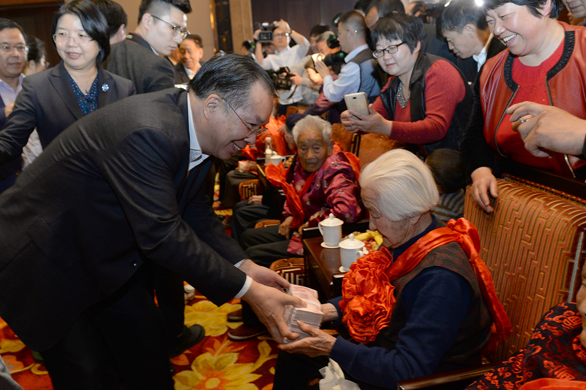 全國政協新聞發(fā)言人王國慶為百歲老人發(fā)放愛心補貼