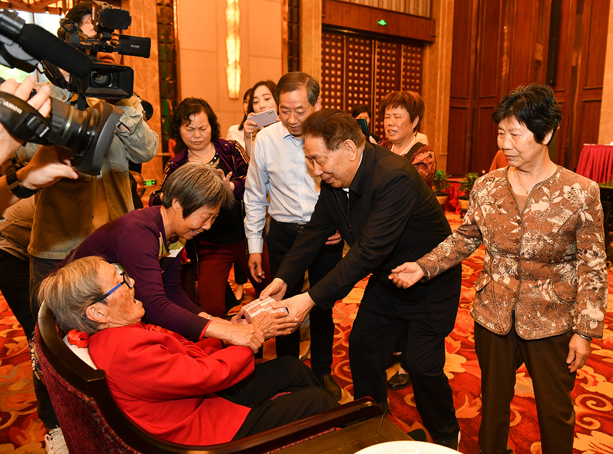 關(guān)愛百歲老人582