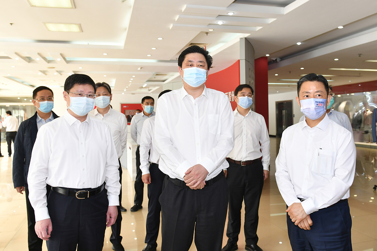 4月12日，無錫市市長趙建軍帶隊深入紅豆集團，專題調研疫情防控和復工復產工作。