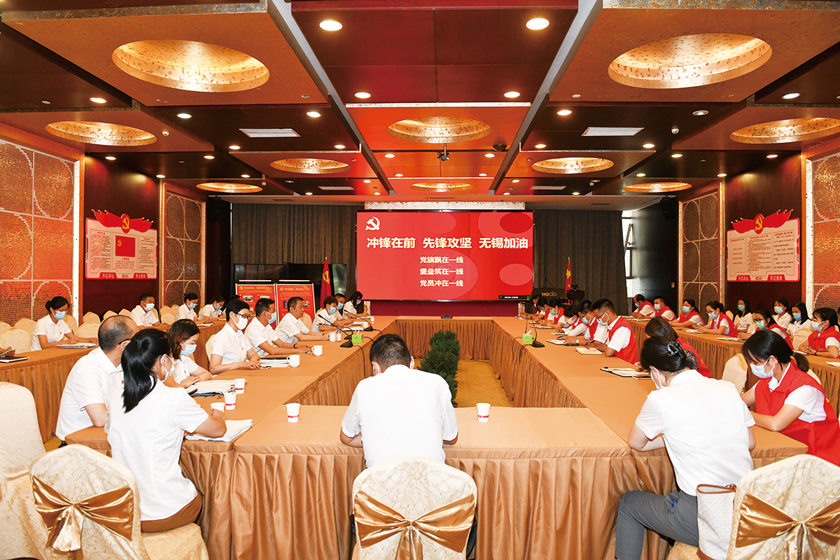 7月4日，紅豆集團黨委第一時間發(fā)出緊急通知，管控區(qū)內黨員、干部、員工積極響應，就地轉為志愿者，切實發(fā)揮紅豆黨員先鋒模范作用，沖在抗疫一線。